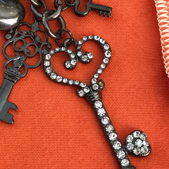 Jewelry - Key to my heart antiqued charm necklace